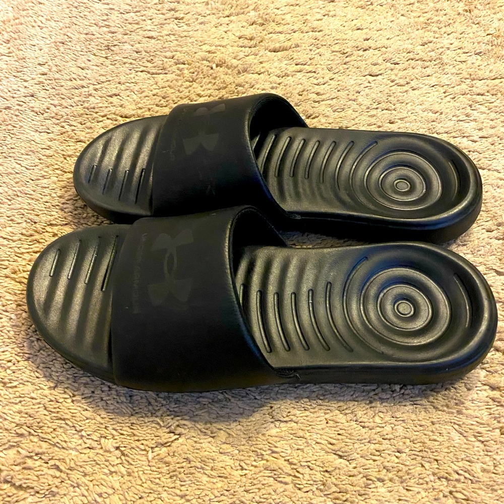 Black Under Armour flip flops size 12